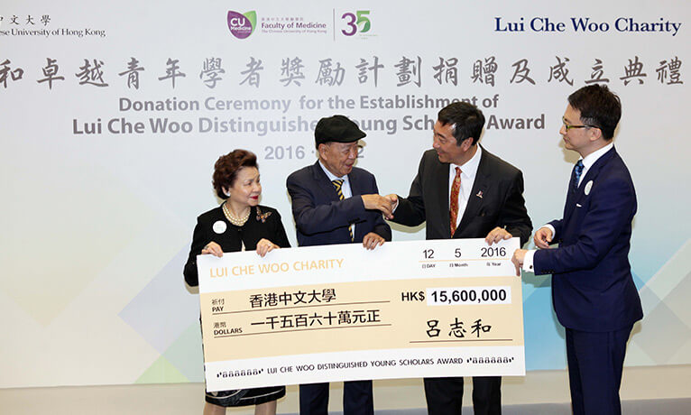 Dr. LUI and Mrs. LUI present a cheque worths of HKD15.6 million to CUHK for the establishment of the "Lui Che Woo Distinguished Young Scholars Award" to Prof. Joseph SUNG, Vice Chancellor of CUHK and Prof. Francis CHAN, Dean of Faculty of Medicine who receive on behalf of CUHK.